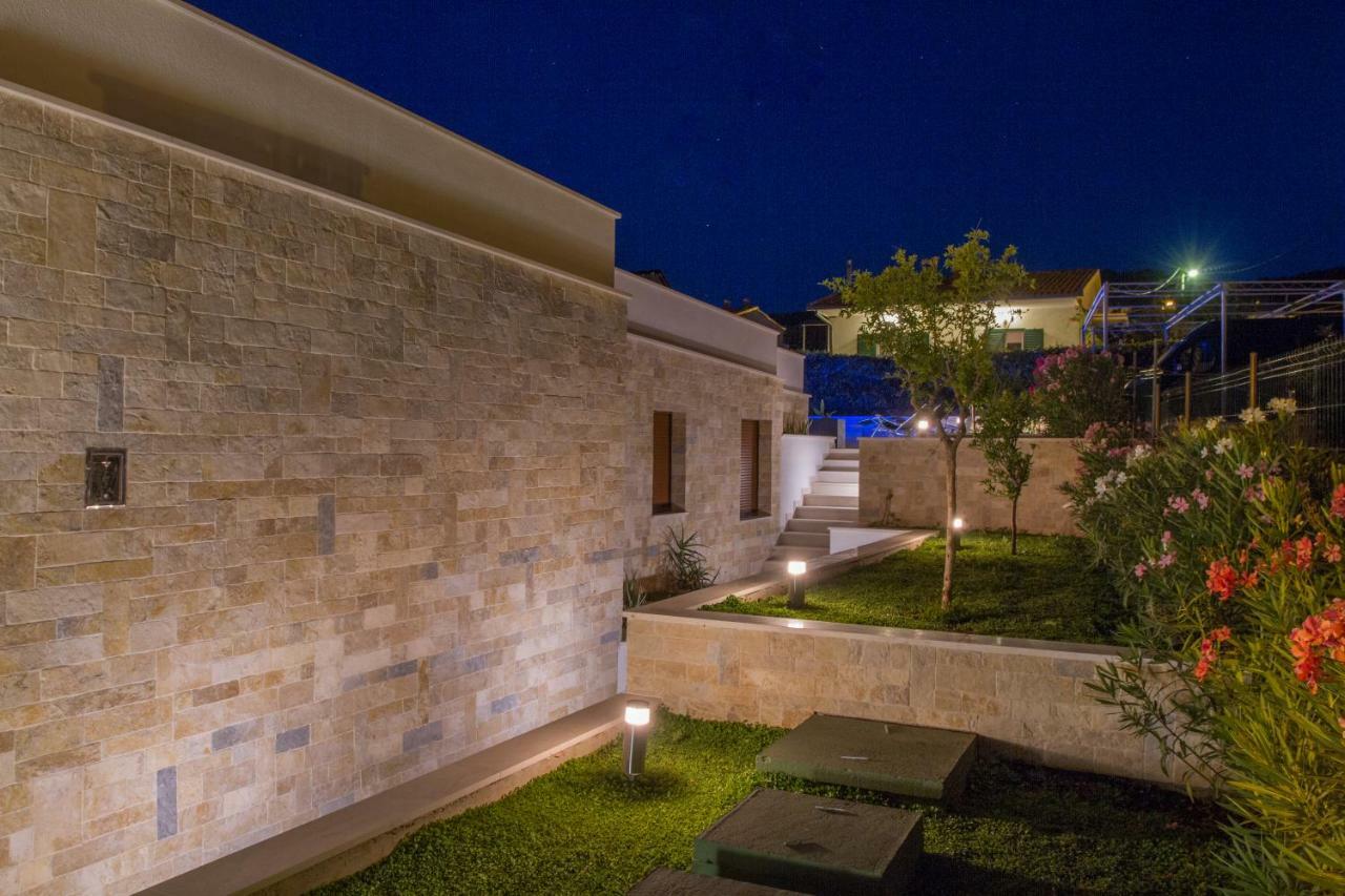 Luxury Poolside Villa Slatine Exterior foto