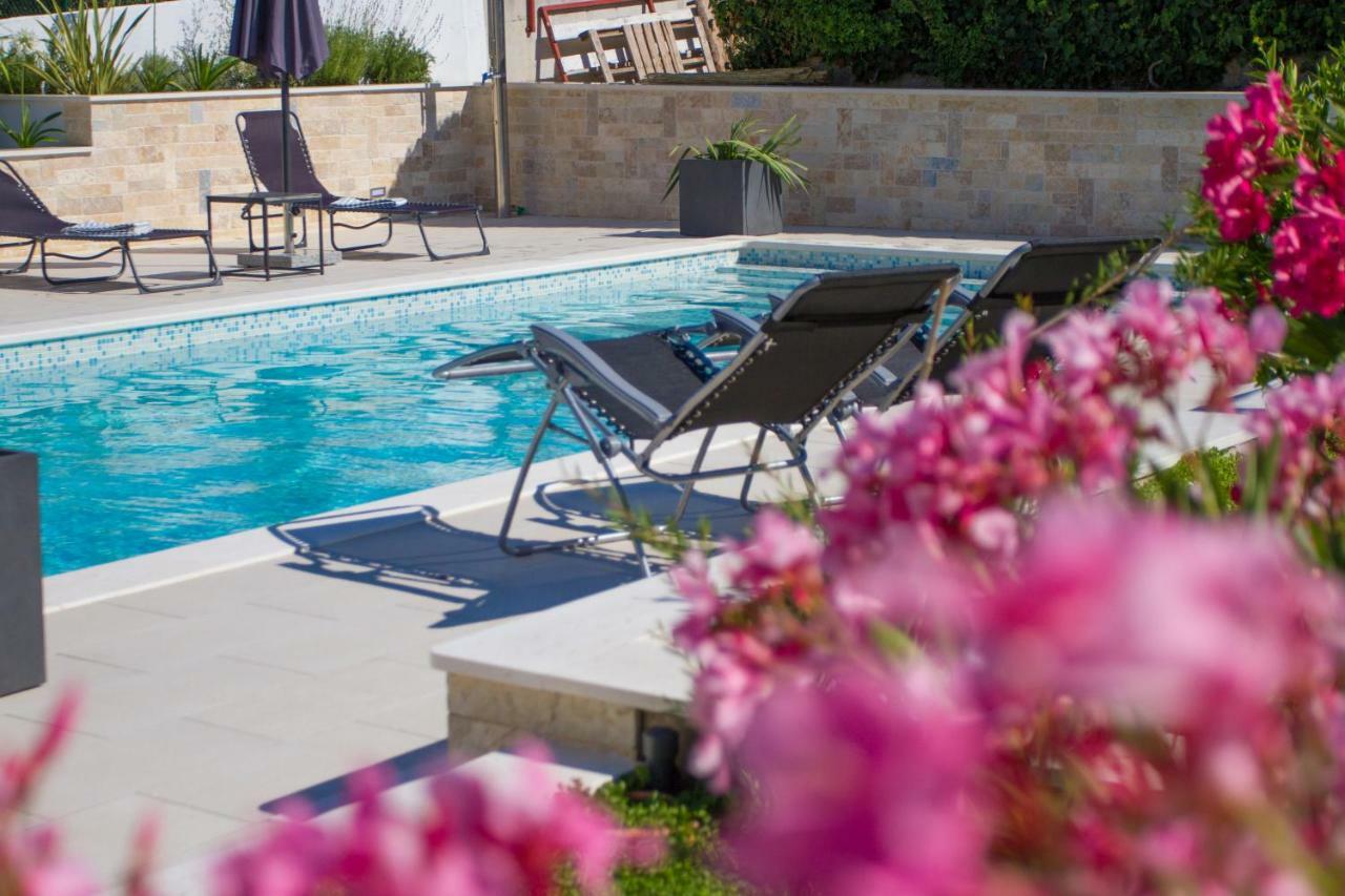 Luxury Poolside Villa Slatine Exterior foto